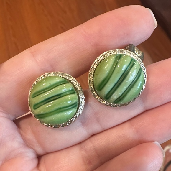 Green Vintage Earrings clip on - Picture 1 of 2
